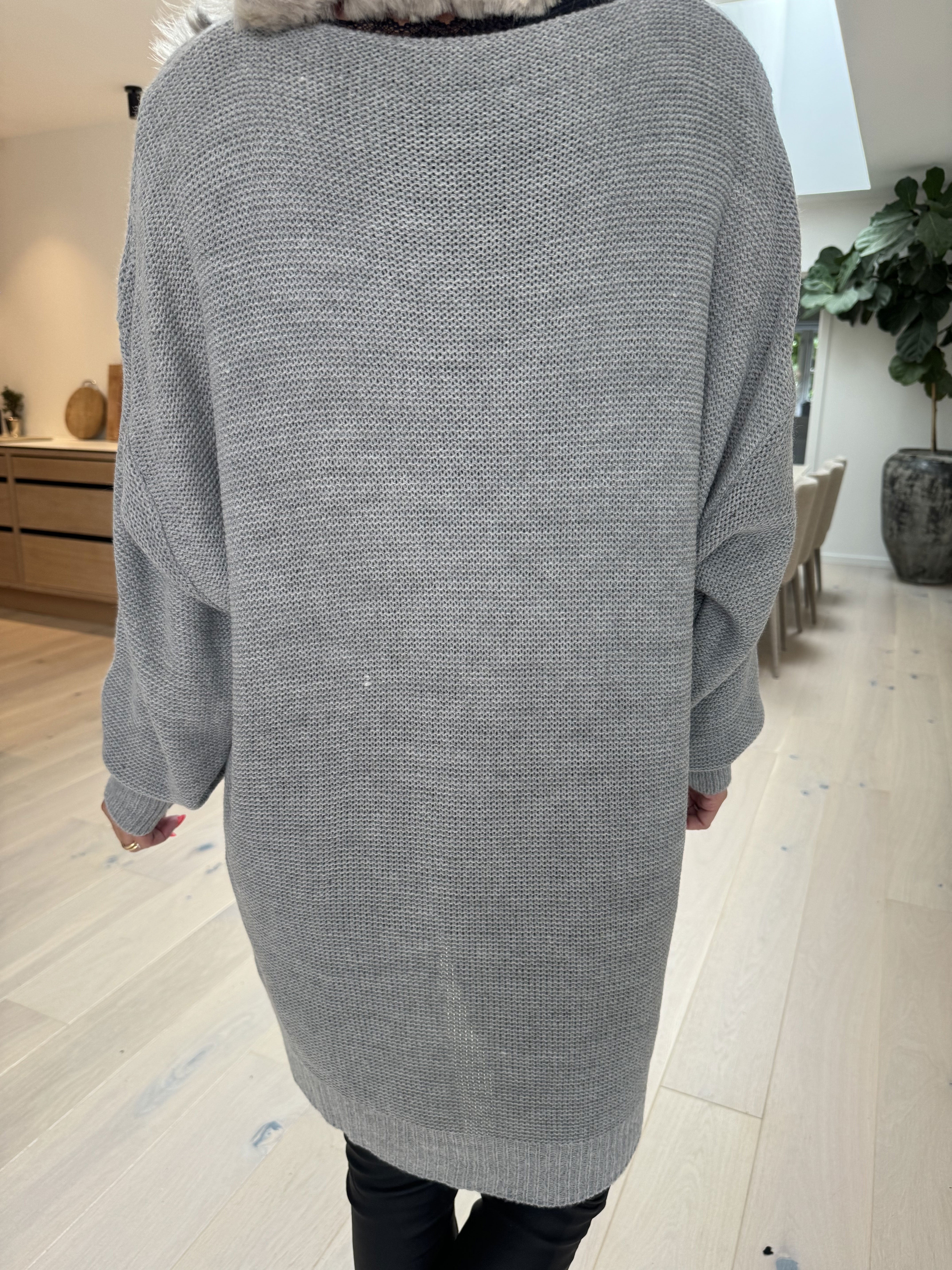 Annalise - Strikkjole med hjerte foran